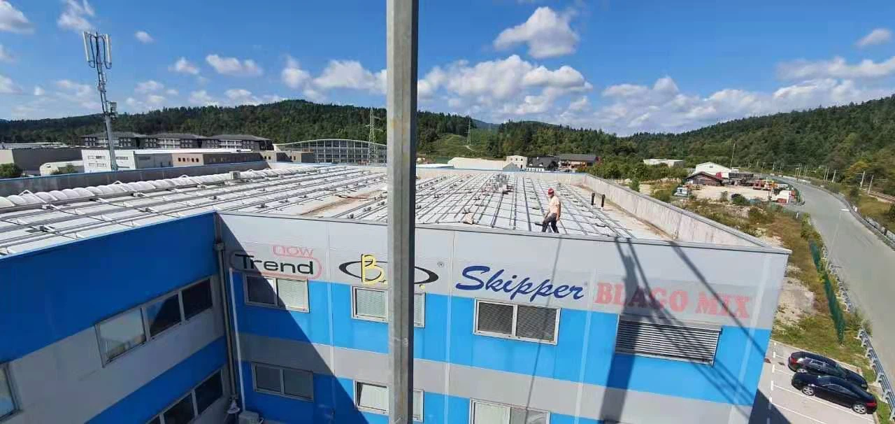 Katolla tiivistävät aurinkosähköt voittivat piin ulkona testattaessa