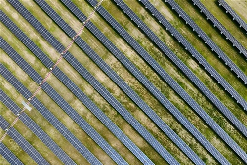 Globaalit aurinkoenergian lisäykset saavuttivat 664 GW vuonna 2025